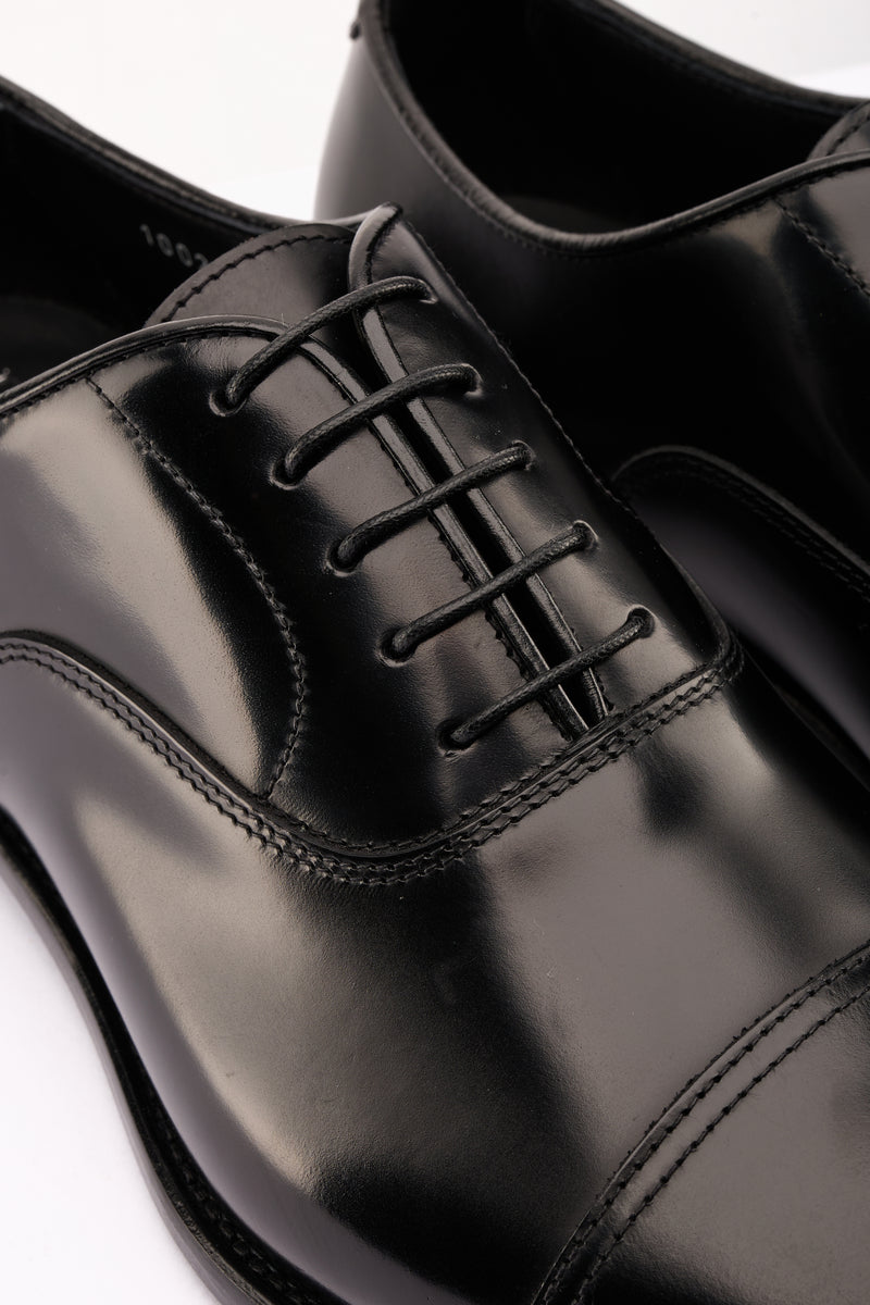 Stringata in pelle nera