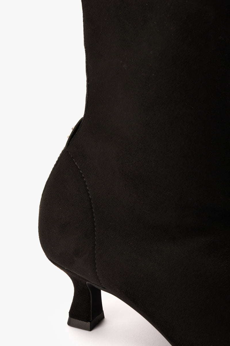 Tronchetto in camoscio nero elasticizzato