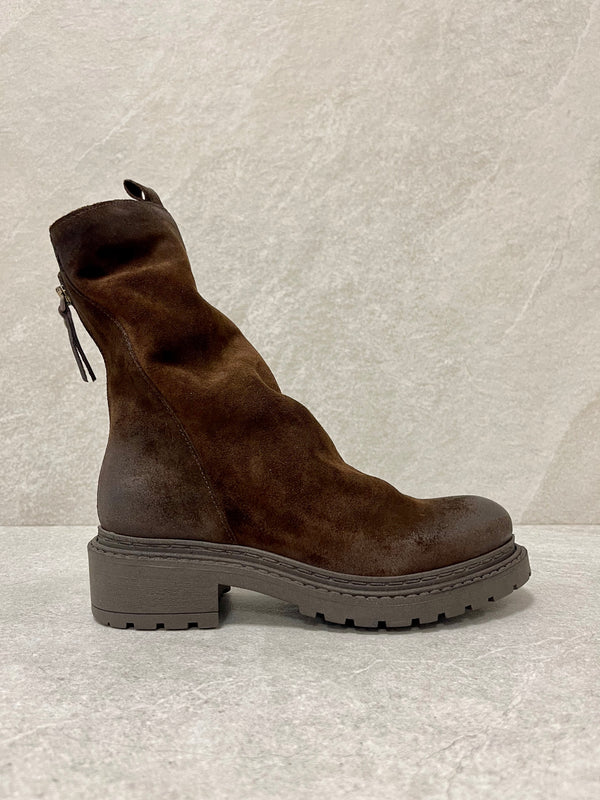Stivaletto camoscio ingrassato testa moro