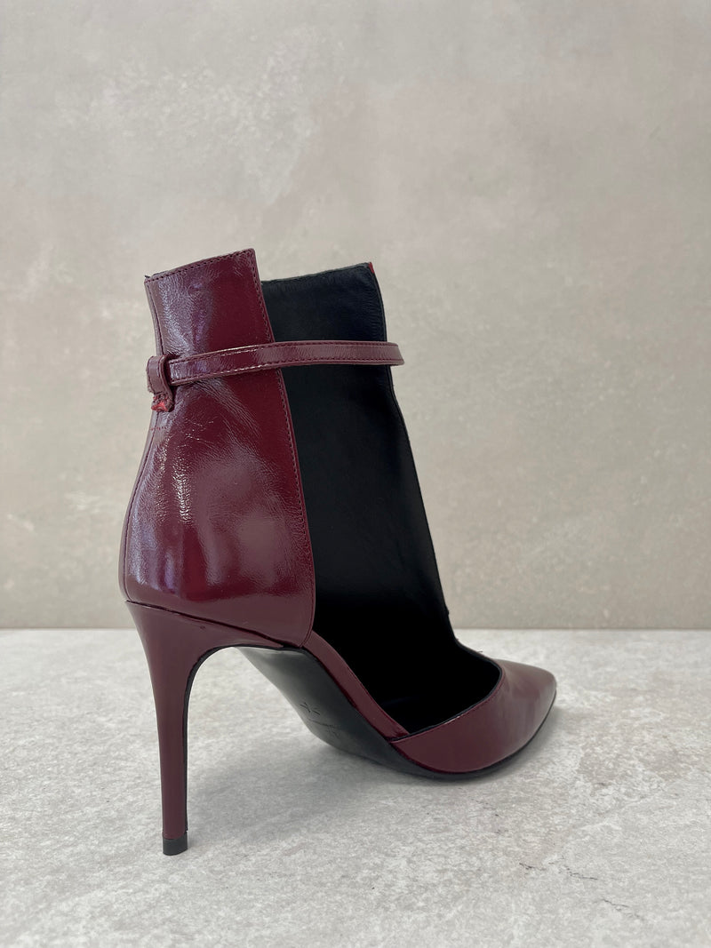 Stivaletto rubino con cinturino