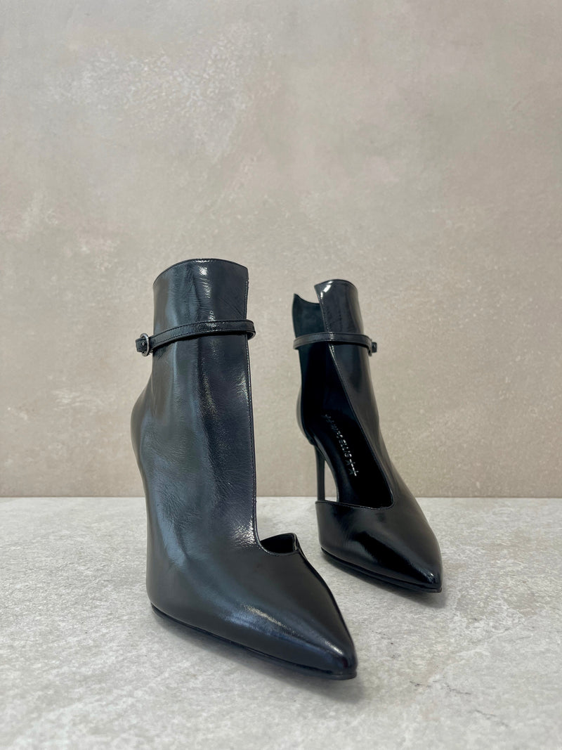Stivaletto nero con cinturino