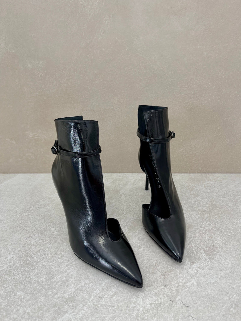 Stivaletto nero con cinturino