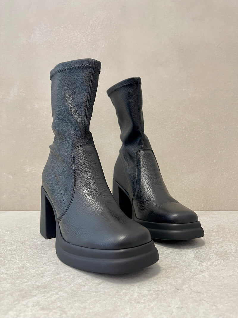 Stivaletto elasticizzato nero