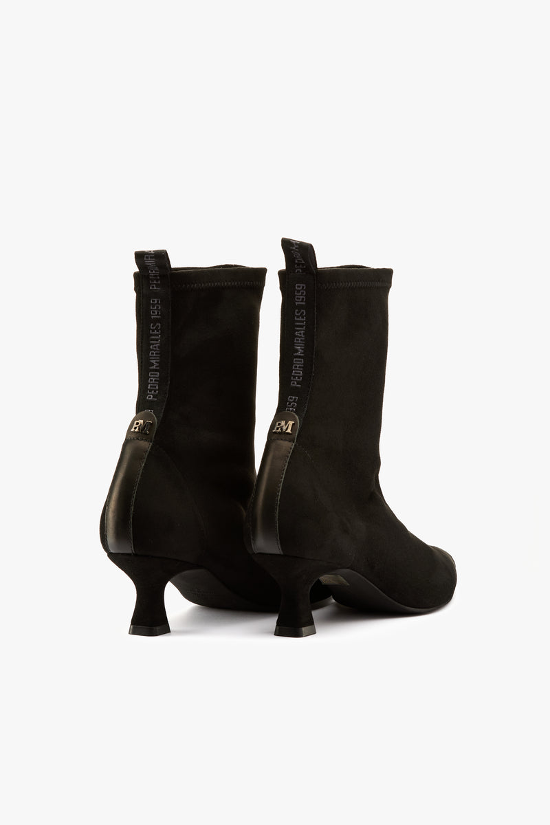 Tronchetto in camoscio nero elasticizzato