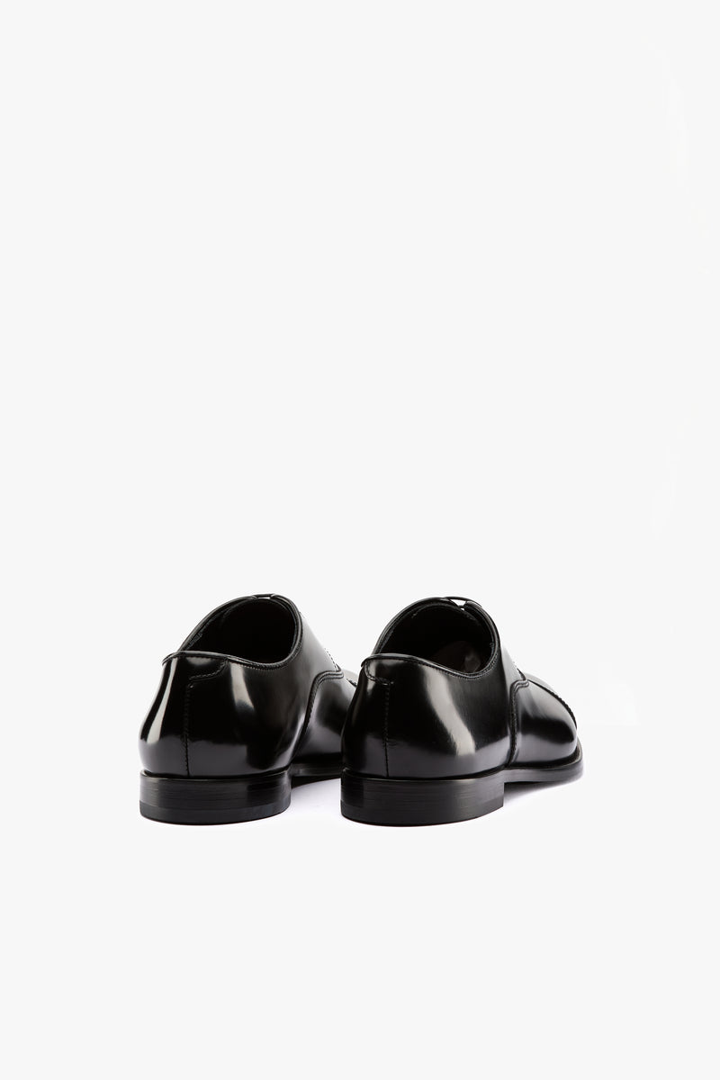 Stringata in pelle nera
