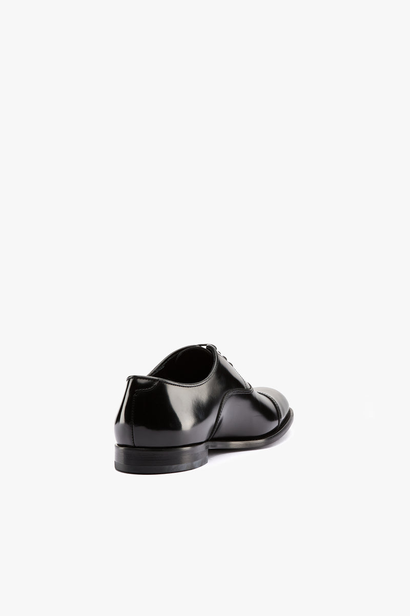 Stringata in pelle nera